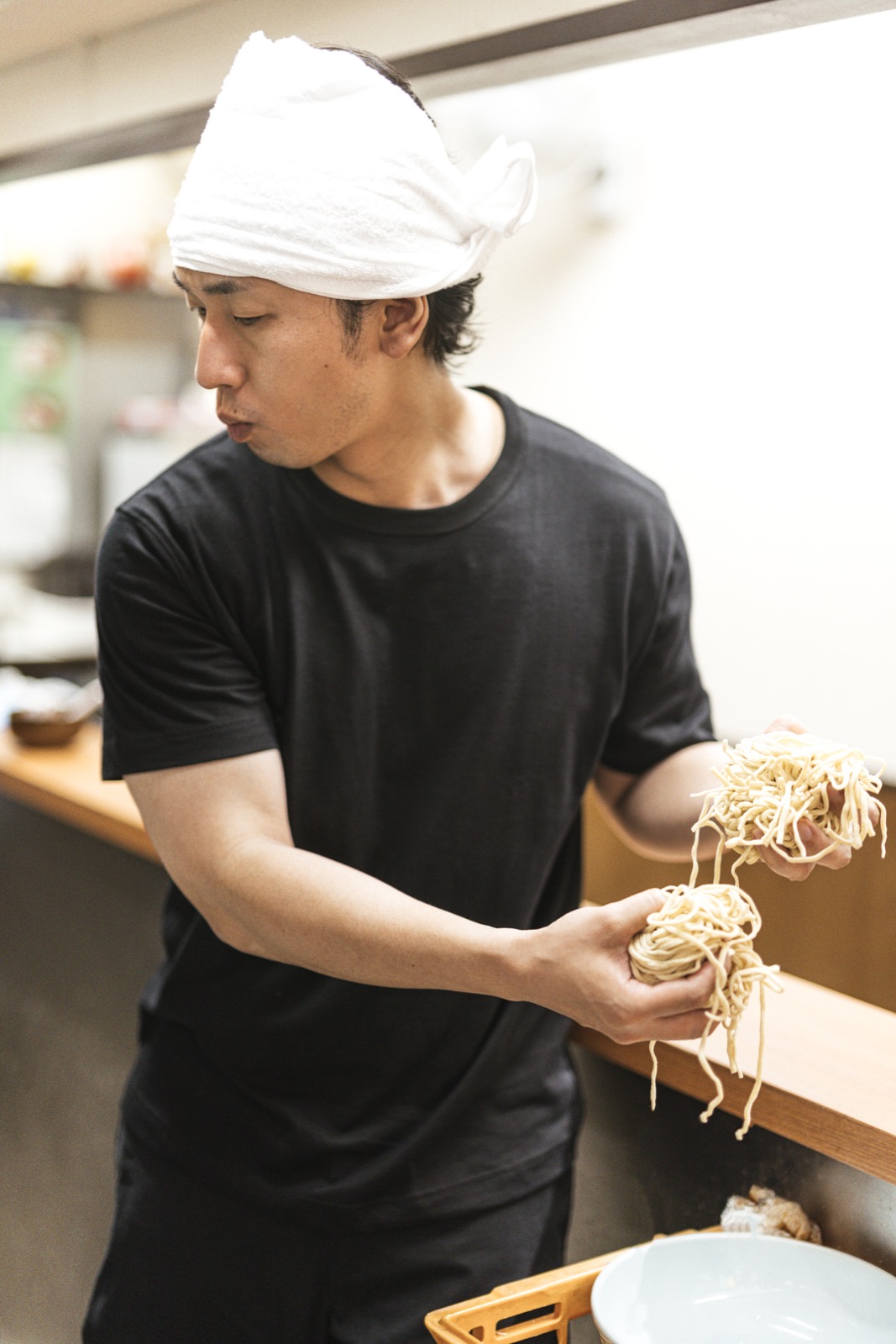 毎朝の手もみ麺をつくる職人